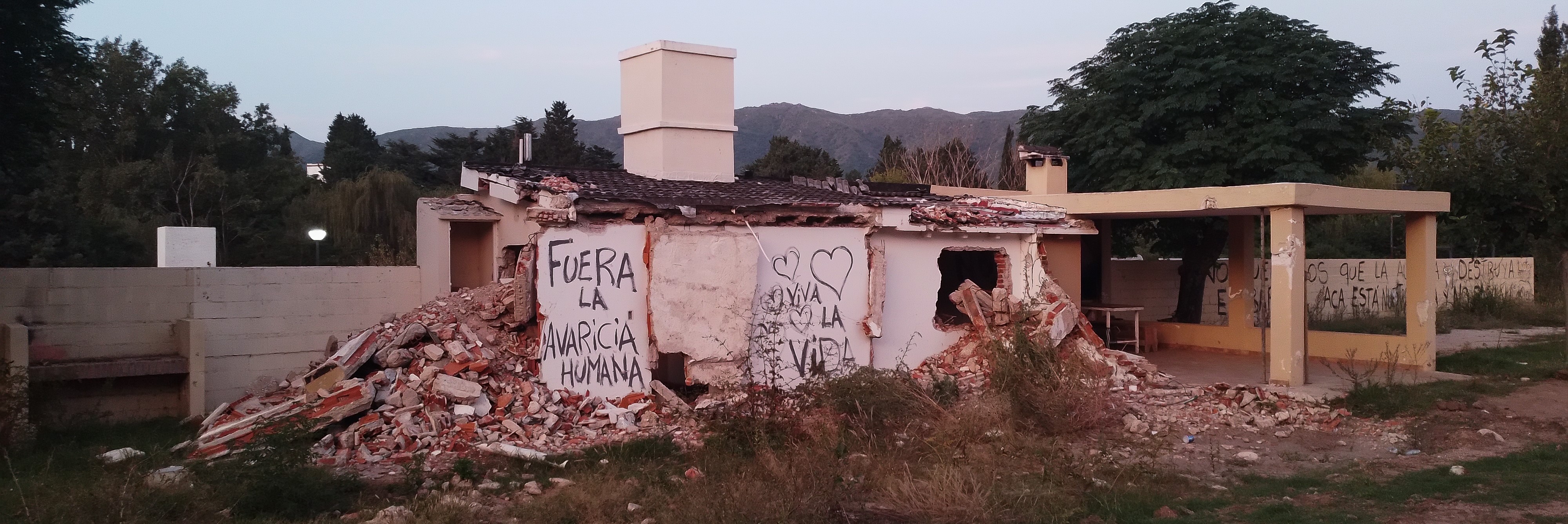 Destrucción vivenda en barrio Mirador del Lago